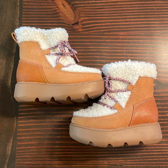Toddler snow boots , worn once - Picture 1 of 3